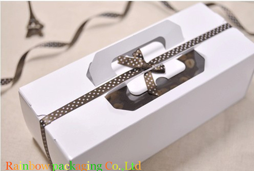 Clear Window Chocolate Packaging Box Handle Recyclable Matt / Gloss Lamination